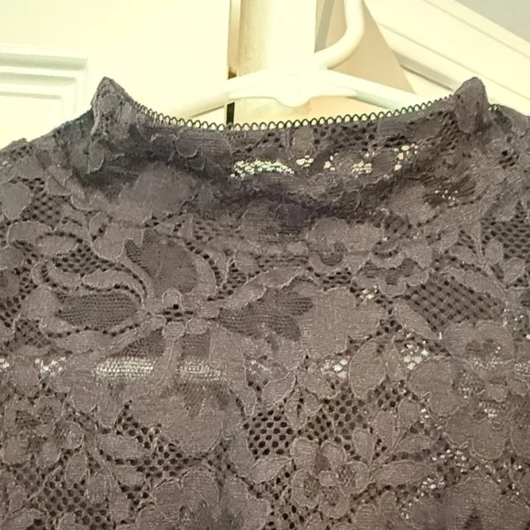 Babaton Lace Mockneck Bodysuit - Picture 4 of 6